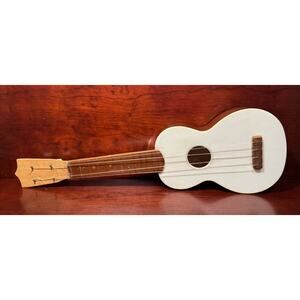 Vintage 1950s Fin-Der Hawaiian Diamond Head Soprano Ukulele Entry Level
